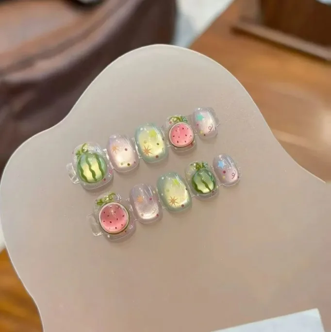 10 Stück festliche rote ovale kurze Pressnägel mit niedlichem Tomaten-Design, glänzendes Finish, Urlaubs-Nagelkunst-Set für Frauen und Mädchen