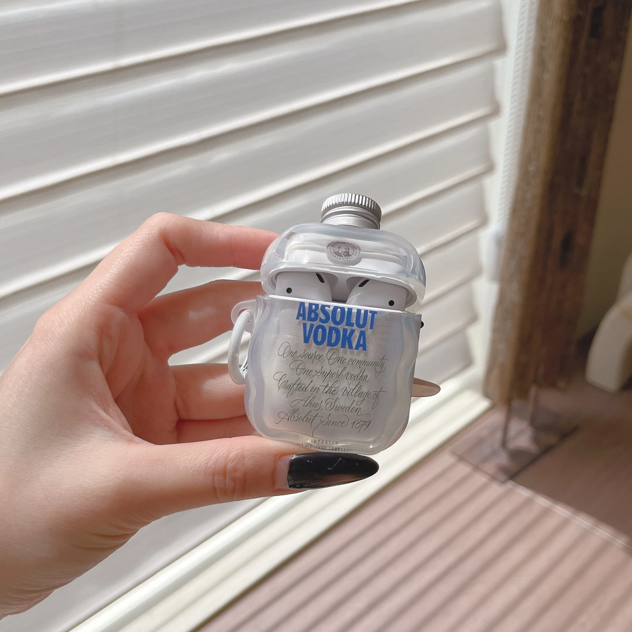 Caja de auriculares con diseño de botella de vino de silicona adecuada para AirPods 1/2/Pro/3, funda protectora duradera con hebilla, bonita funda protectora AirPod