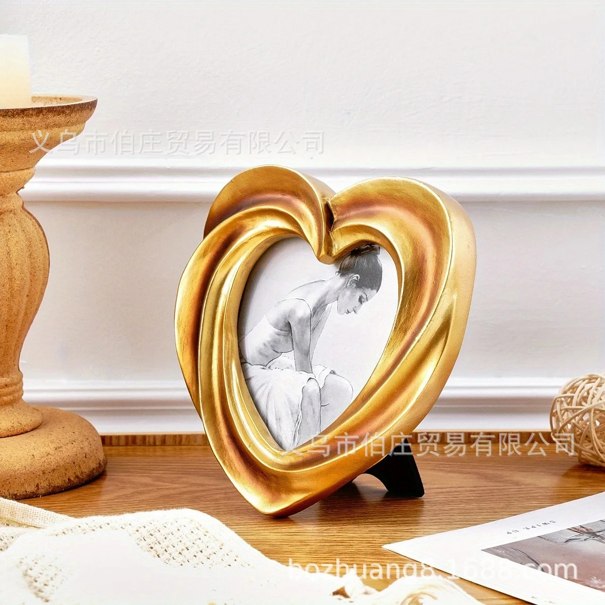 1PC European-style heart-shaped gold cream pattern decorative photo frame with one random photo paper