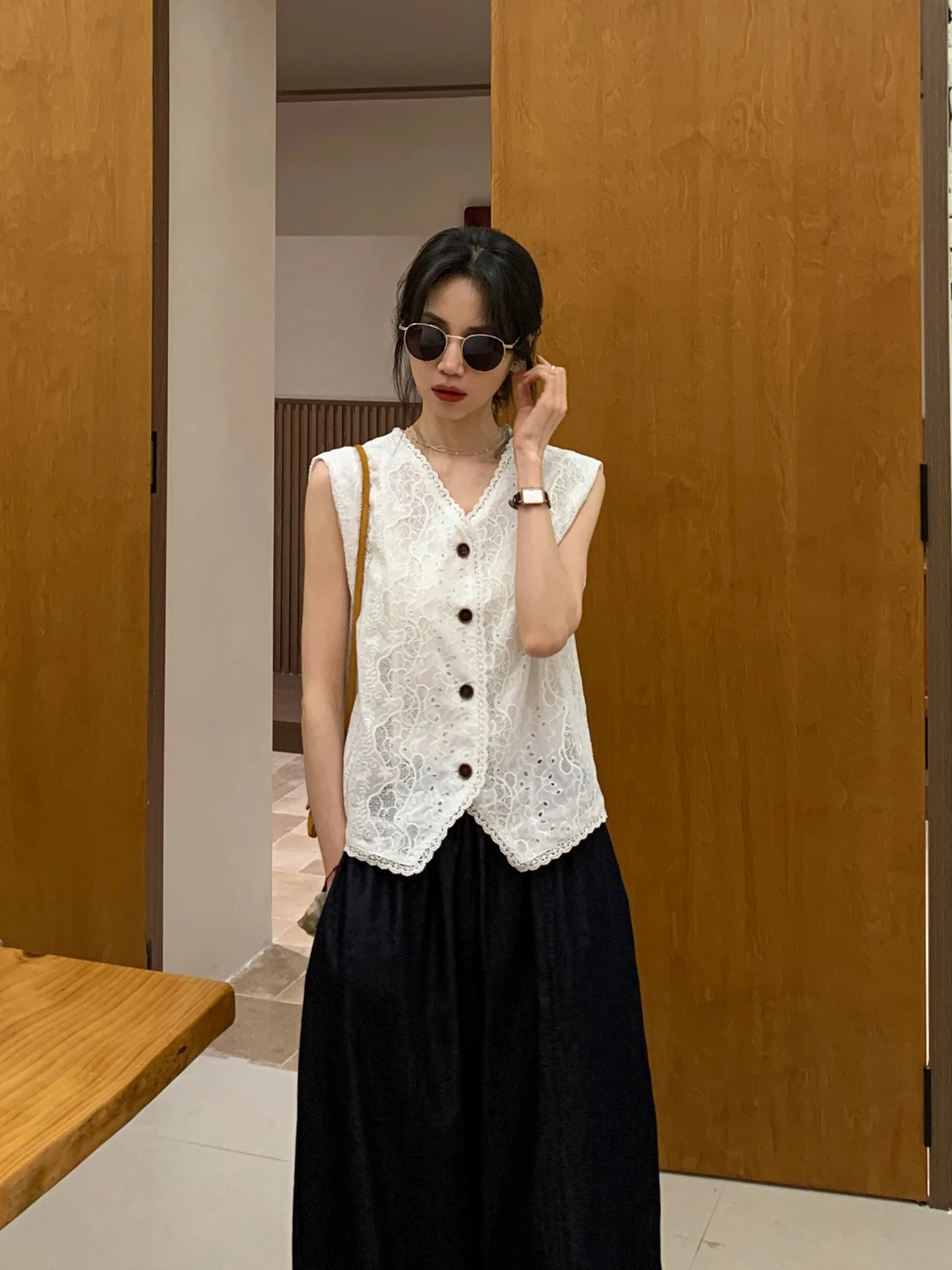 

Elegant Lace Hollow out Design Women's Shirt Sleeveless Top V-Neck Light Luxury Style Spring Summer New Fashion Trend