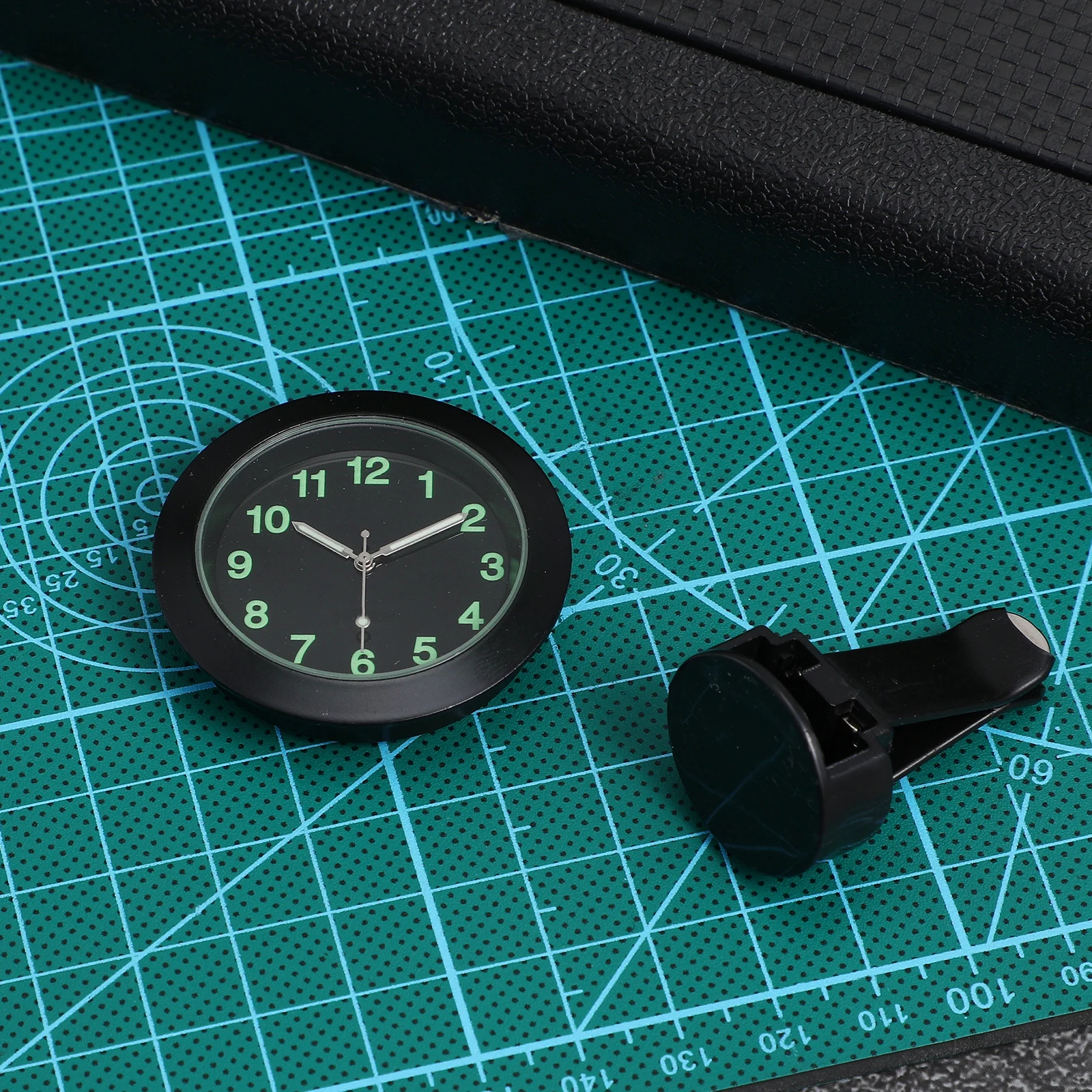 

Mini Air Vent Car Quartz Clock Black Luminous Pointer Clip on Dashboard Night Reading Night Glow Electronic Clock for Auto