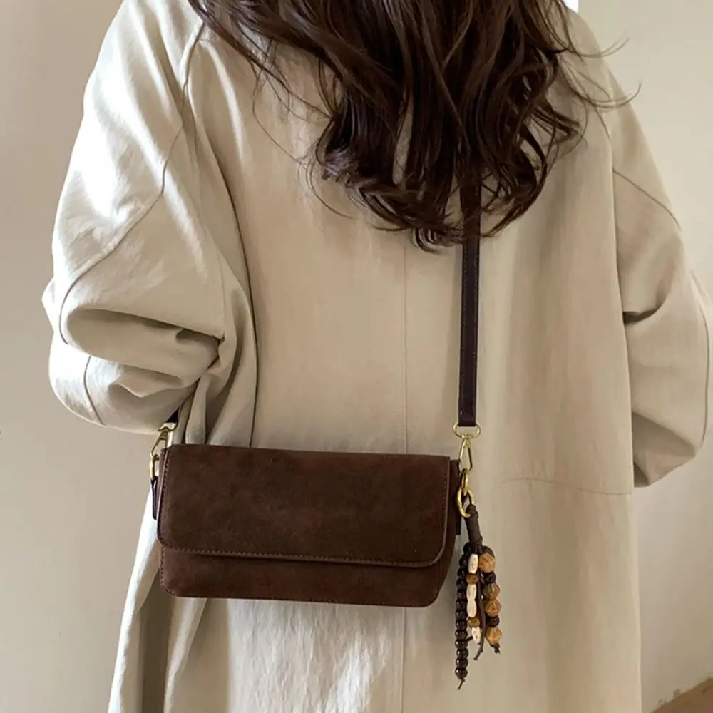 الجلد المدبوغ حقيبة كتف الموضة البسيطة للنساء 2025 الخريف جديد مصمم نمط رفرف على إغلاق واحد الكتف حقيبة يد تحت الإبط