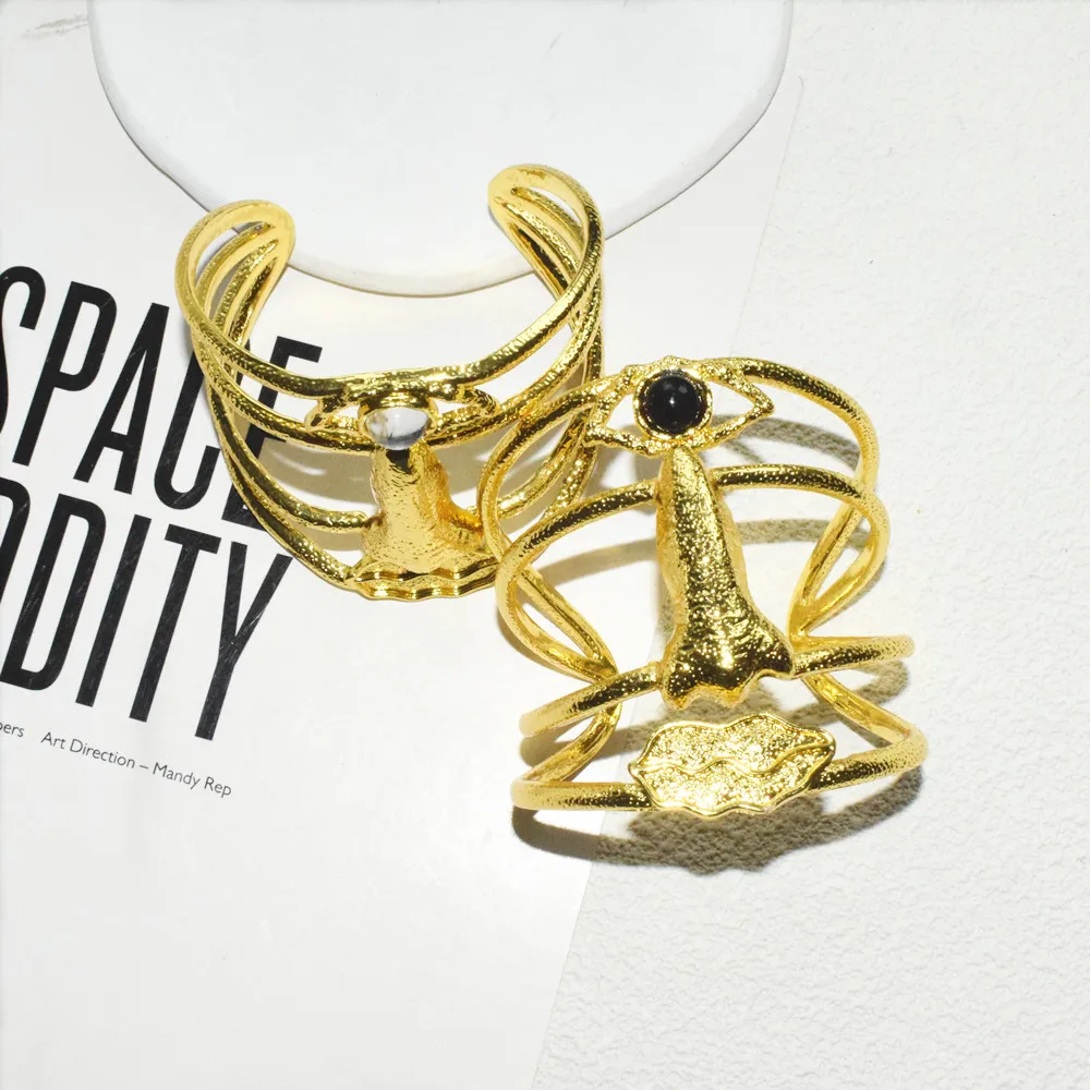 العلامة التجارية عرض الأزياء سبيكة متعددة الطبقات الأنف عيون الشفاه الكفة سوار للنساء مجوهرات مبالغ فيها اليد المفتوحة أساور اكسسوارات