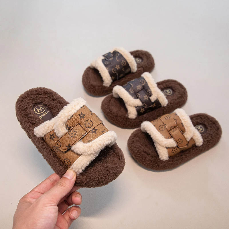 

Детские плюшевые уличные тапочки с принтом, теплые зимние корейские модные хлопковые тапочки на плоской подошве для девочек и мальчиков.