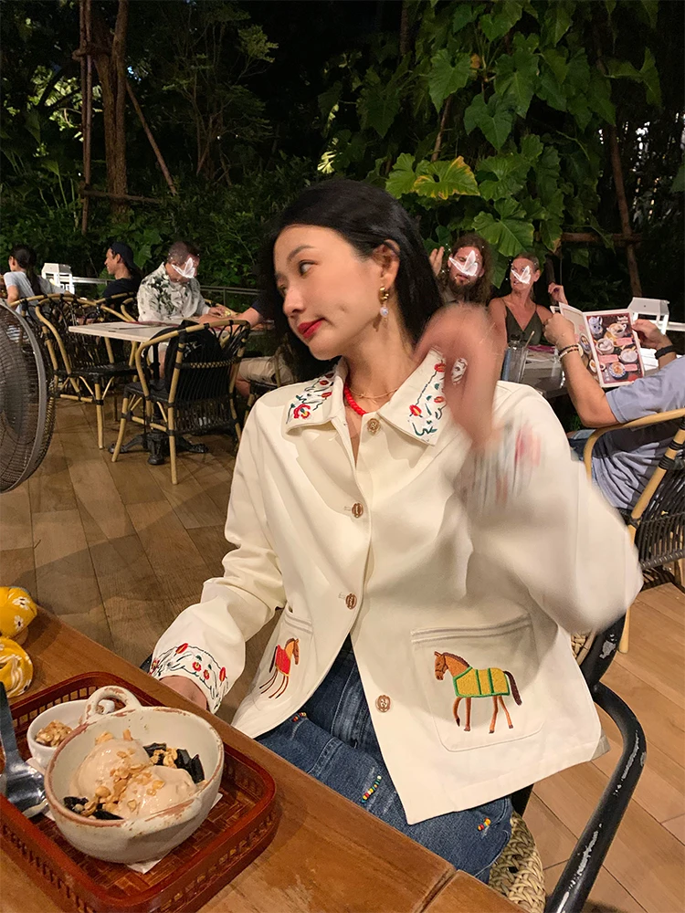 

Весна 2026: Женская укороченная куртка с вышивкой, цвет рисовый белый, стильный дизайн, для повседневной носки, свободный крой, длинный рукав, на пуговицах