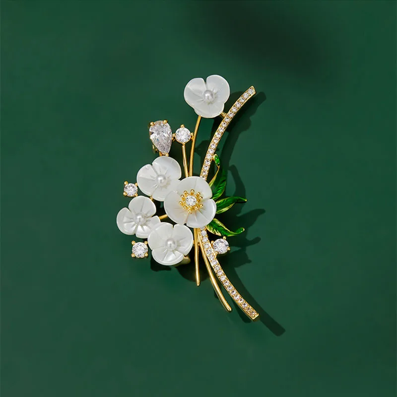 New Delicate Floral Brooch Pin Unisex High-end Feminine Pearl Corsage Luxury Design White Crystal Pins Rhinestone Accessories