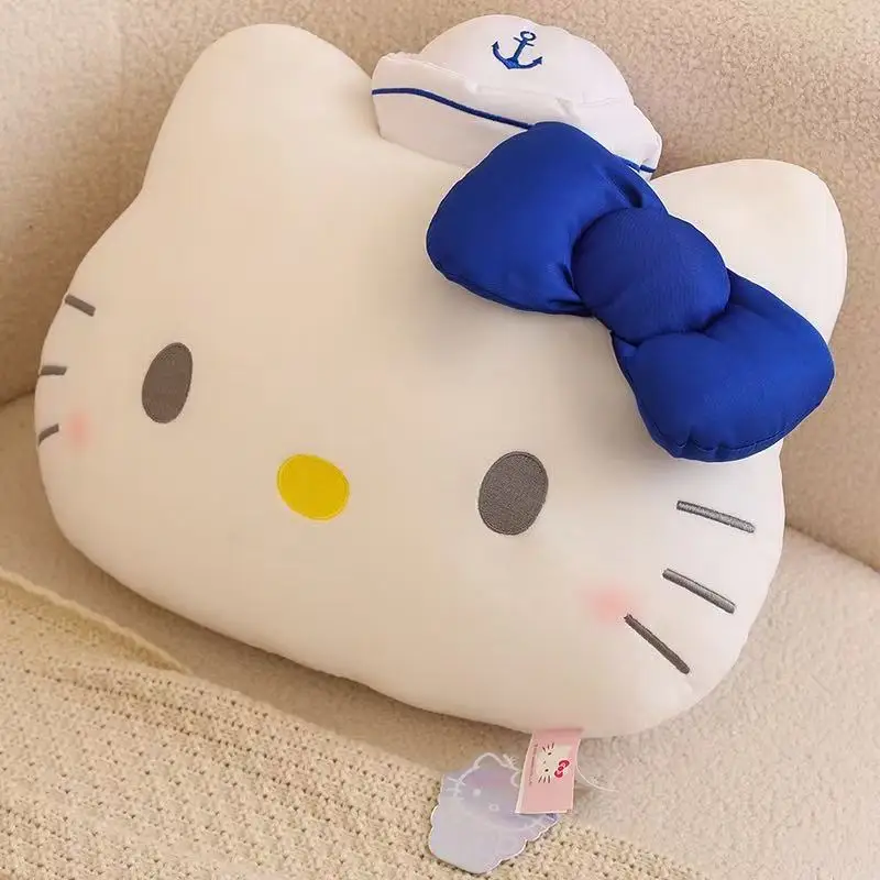 Le dernier oreiller tête de chat Hello Kitty de Miniso avec des jouets en peluche, un dessin animé mignon et un cadeau approprié pour les amis