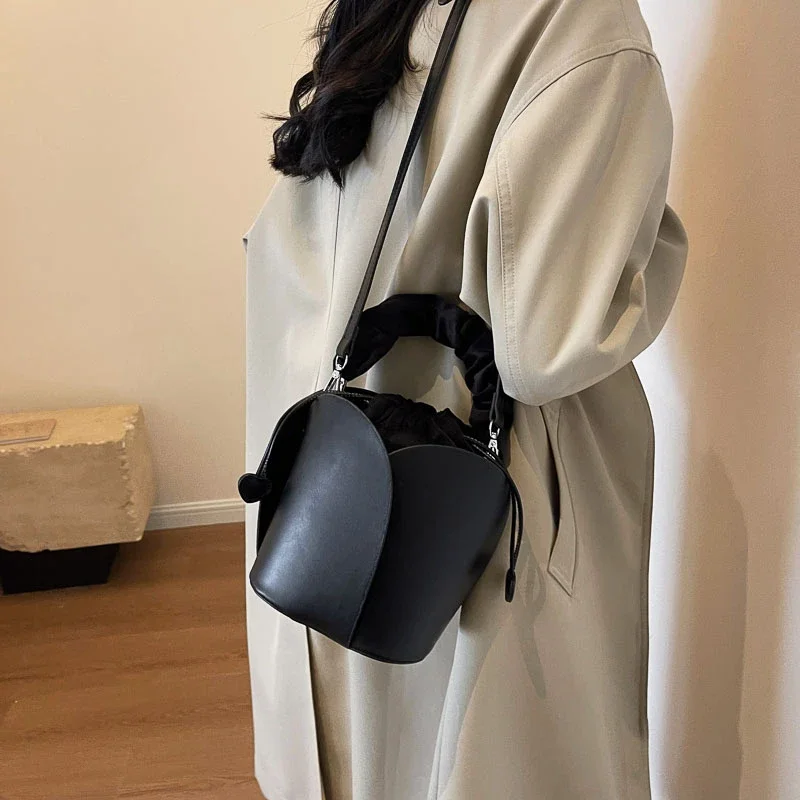 Hot Selling Luxury Women\'s Bag 2024 High Quality Petal Style Bucket Bag Fashion Versatile Solid Color Carrying Bag Commuter