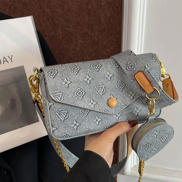 

Женская сумка-багет с текстурой ниши 2025, повседневная сумка через плечо с широким ремешком, модная сумка East-West