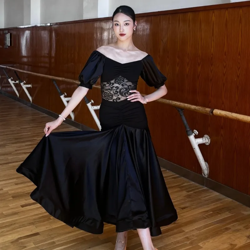 Spersonalizowany strój do tańca nowoczesnego, strój treningowy, kostium sceniczny, czarno-czerwono-niebieski, koronkowy top z bufiastymi rękawami, spódnica z fiszbinami.