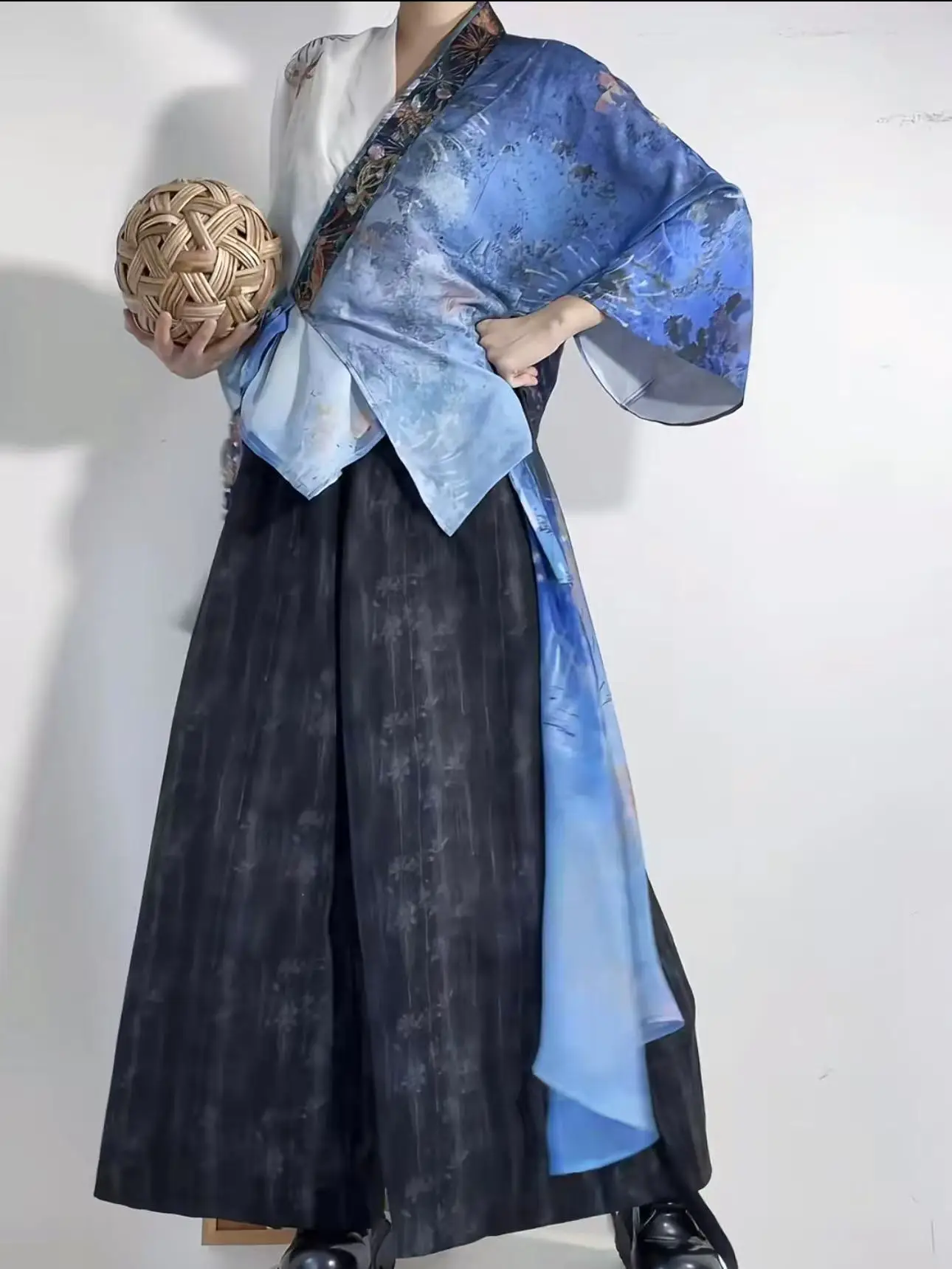 젊은 감각의 오리지널 한복 남녀 수묵화 자수 크로스 칼라 수트 트렌디하고 멋진 할로윈 코스프레 의상