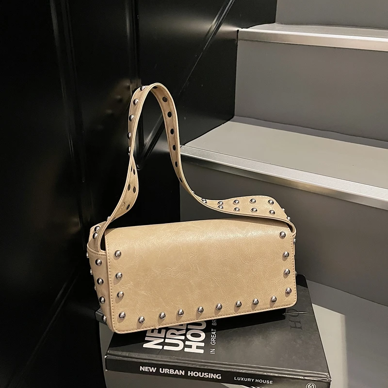 

Ladies' fashionable and high-end single shoulder square bag with rivet decoration, stylish, versatile and durable