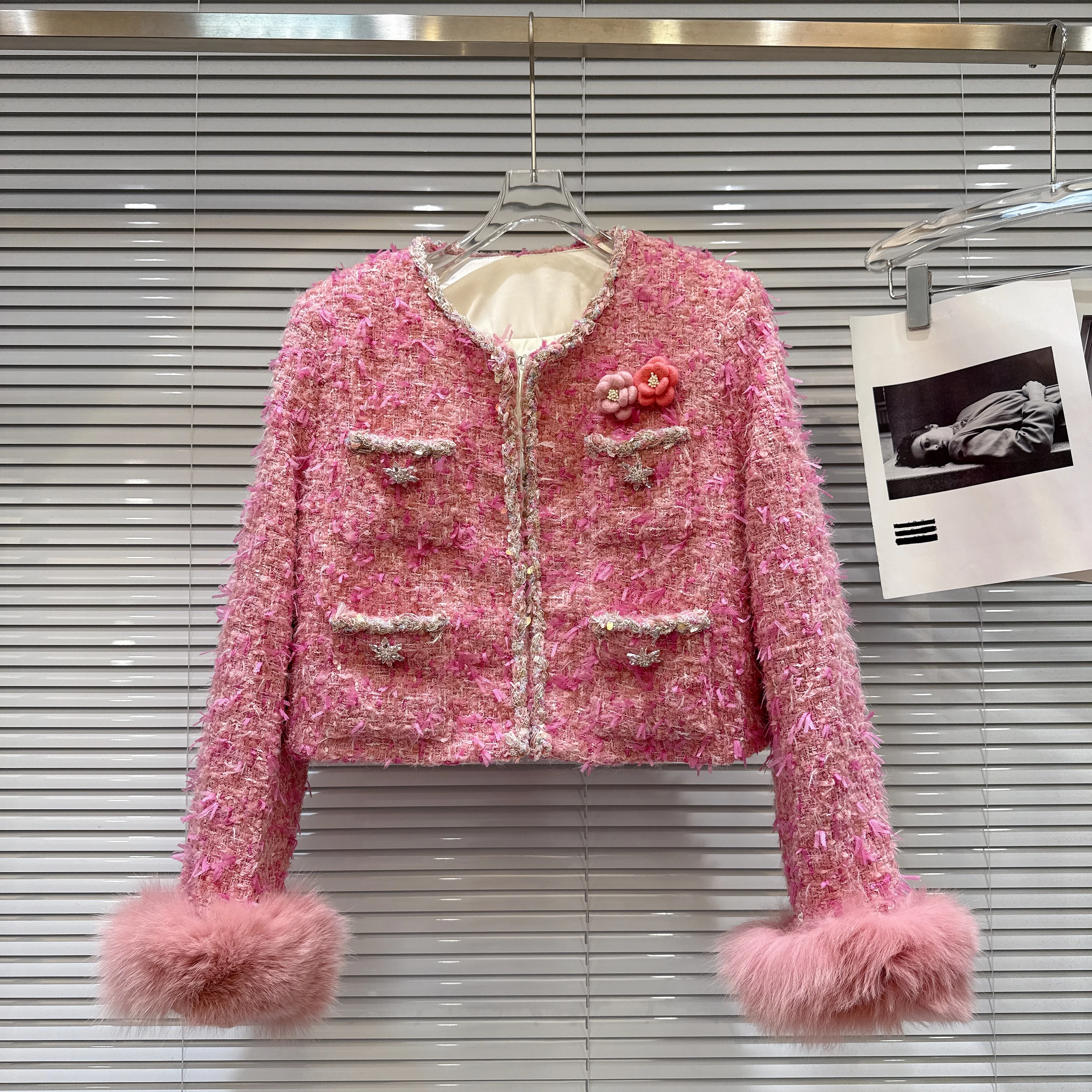 معطف قصير مبطن بأساور من فراء الثعلب الراقية لشتاء 2025، معاطف وردية أنيقة للسيدات، سترة عالية الخصر