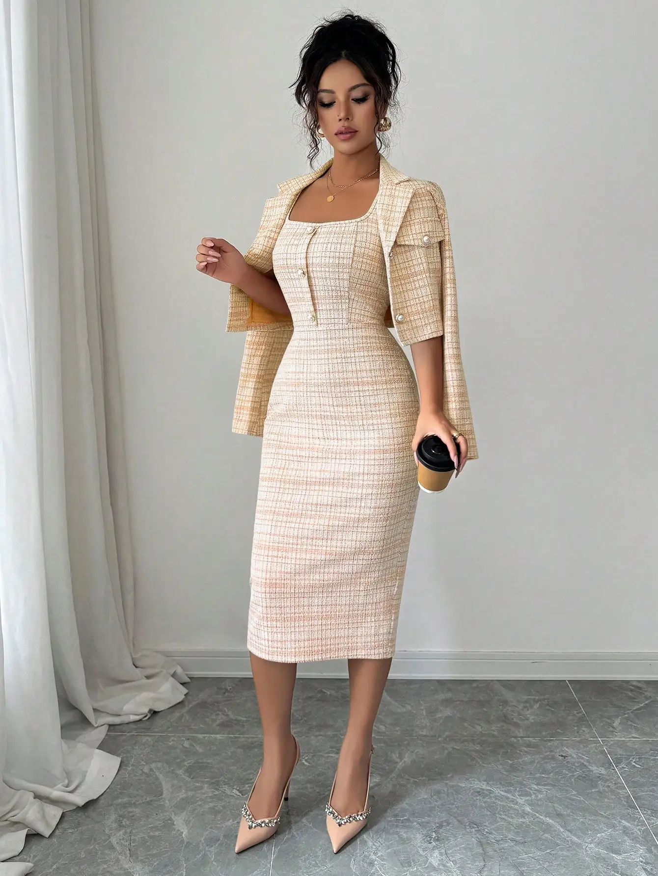 

Костюм из твида из двух предметов: укороченный пиджак с вырезами на воротнике + облегающее платье-футляр без рукавов