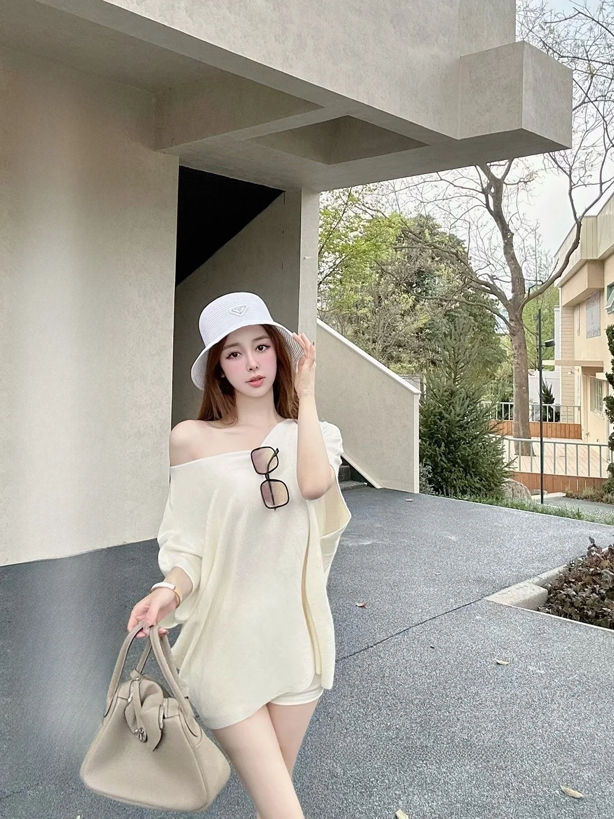 

Женская летняя универсальная свободная трикотажная футболка CCZEE Han Nan Dong Qian Jin с рукавами «летучая мышь» и V-образным вырезом, визуально стройнящая фигуру