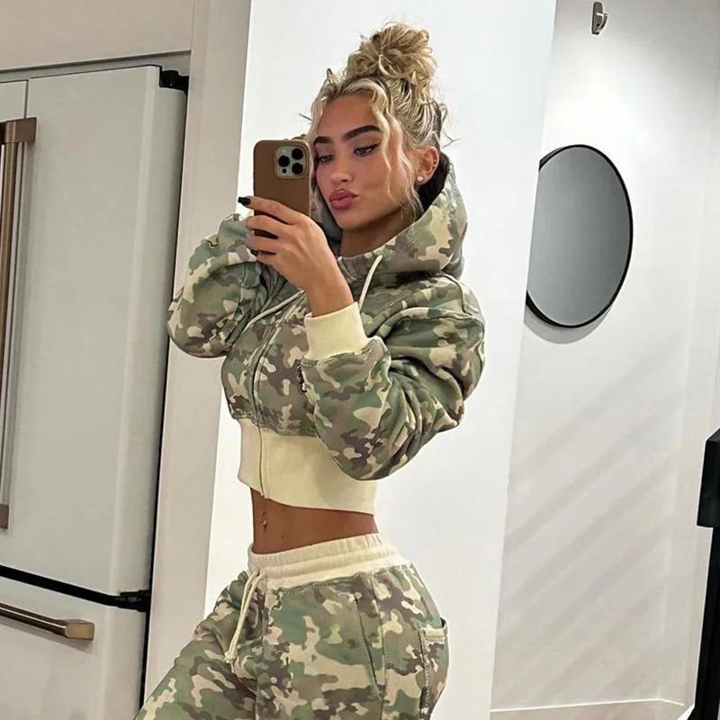 

Комплект в американском уличном стиле: модный камуфляжный костюм с худи, брюками прямого кроя с цветными блоками и поясом, женский комплект