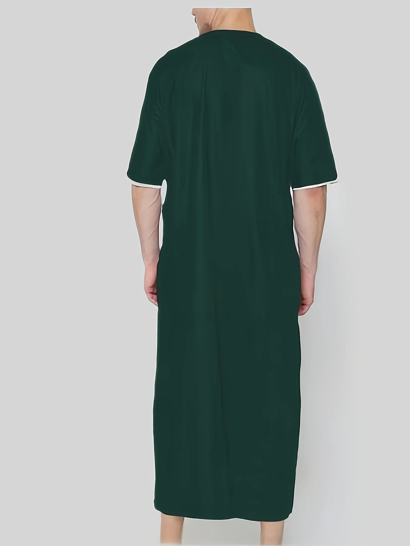 흐르는 듯한 독특한 문화적 매력을 보여주는 중동 브이넥 가운