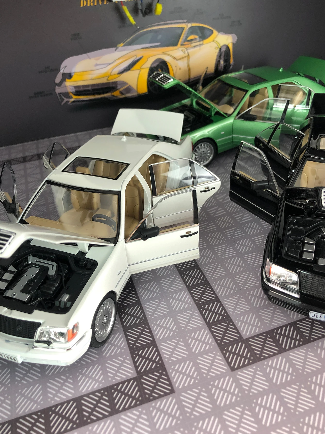 

Модель автомобиля из сплава W140 S320 1:24 имеет двери, передний капот и дверь багажника можно открыть, подходит для коллекции