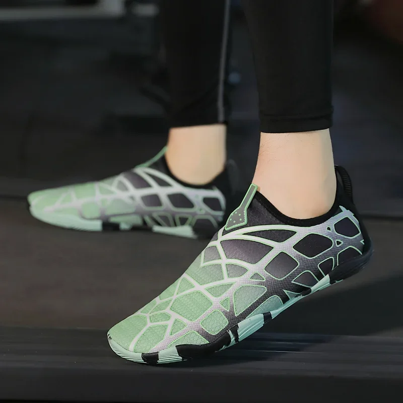 水泳女性屋外ビーチシューズウォータースポーツアクア裸足靴ユニセックスジムランニングシューズ男性女性スニーカーヨガ靴