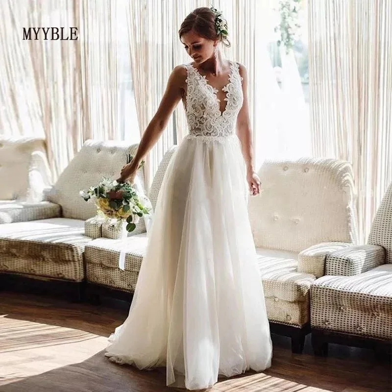 Dostosowane Plus Size Eleganckie suknie ślubne A Line Beach V Neck Lace Applique Boho Bride Dress Low Back Tulle Wedding Gowns