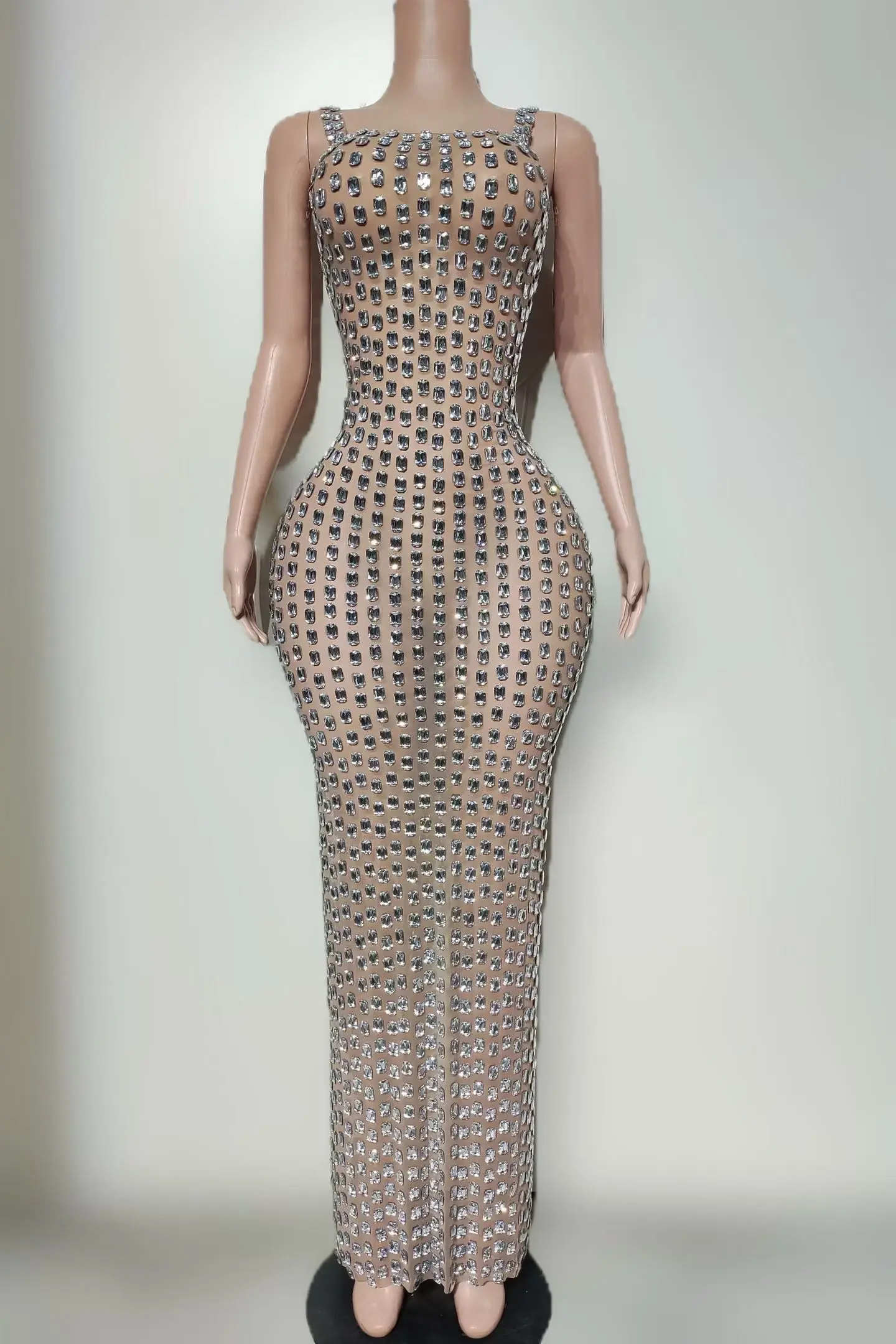 Glitzernde silberne Kristalle, durchsichtiges Netz, lange Kleider, brillantes Abendkleid, glamouröses Ballkleid, Nachtparty-Outfit, Bingtang