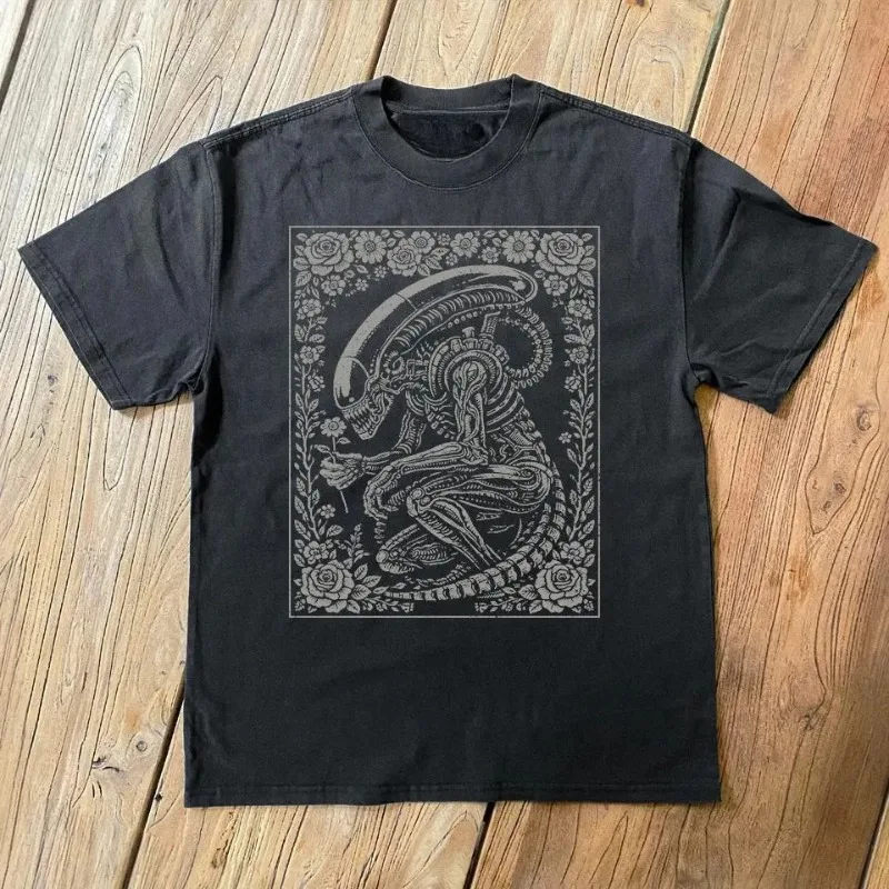 Retro Alien Xenomorph Flower Retro Folk T-shirt Summer New Casual Fashion Suitable for Both Men and Women