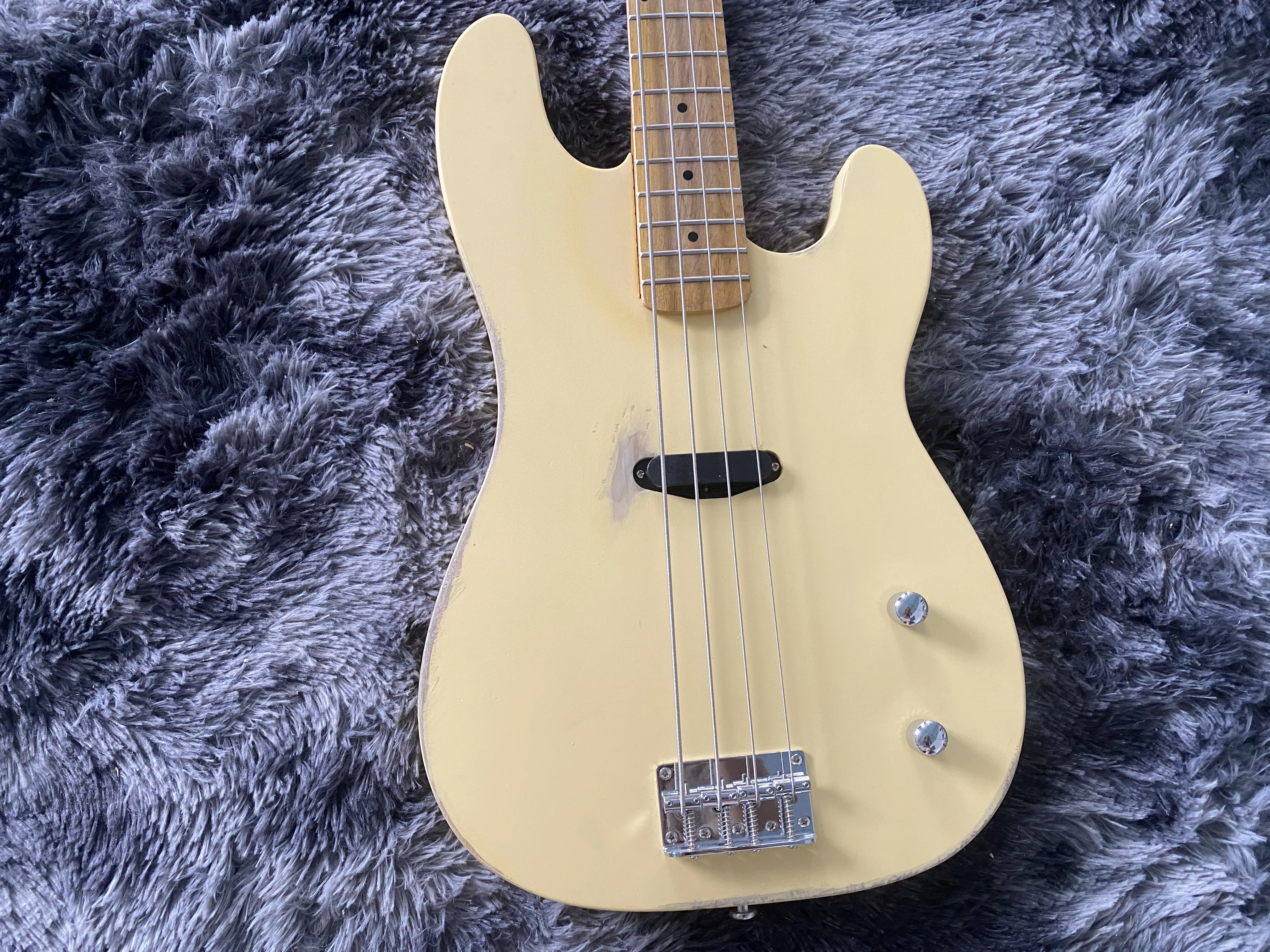 China Electric Guitar Bass, Yellow Color, Hand Made, Heavy, Relic, 4 Strings