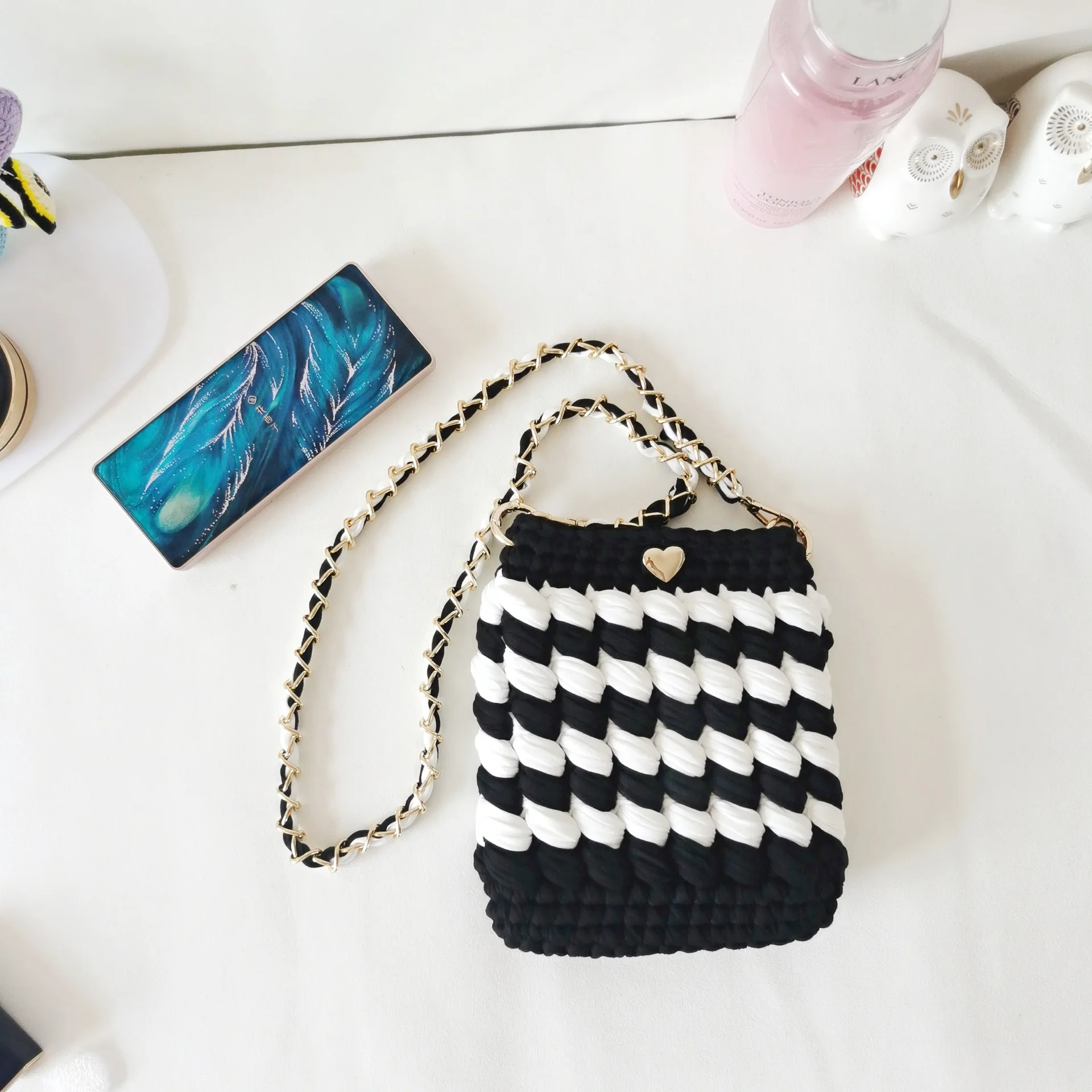 2024 New Black and White Spliced Mobile Phone Small Square Bag Cloth Bar Crochet Can Cross Diagonal Single Shoulder Chain Bag