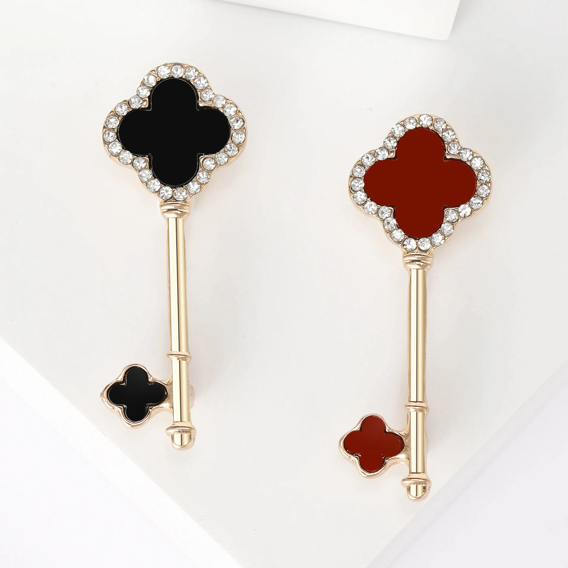 

Fashion Four-leaf Clover Key Brooch Suitable For Ladies Girls Neck Silk Scarf Buckle Women's Decoration Leisure Jewelry Gifts