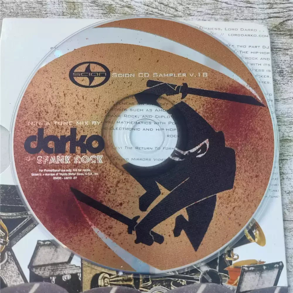 CD DARKO SPANK ROCKBlending Retro Funk Base de Ritmo com Sintetizador Eletrônico Moderno Som O "Club Hip Hop" dos 2000 S"
