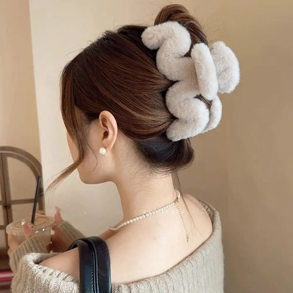 Personalized M-shaped Plush Hair Claw Geometric Grab Clip Hair Clip Korean Style Ponytail Holder Large Shark Clip Female