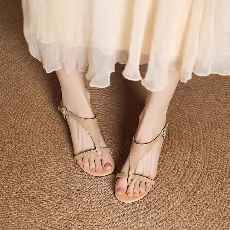 2025 صيف جديد شقة القاع مشبك حزام المرأة الصنادل عادية تنوعا الراحة قرصة تو موجزة صنادل شاطئ النساء حجم كبير