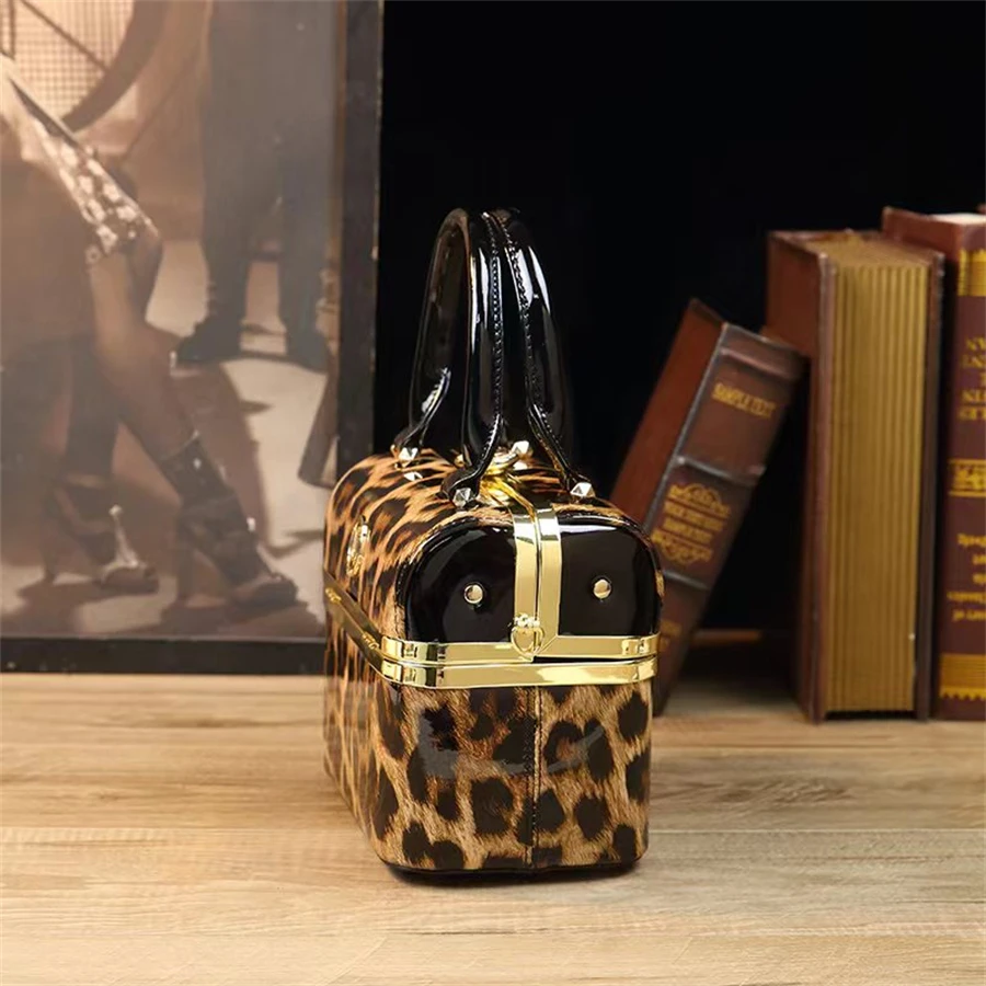 New minimalist and fashionable small handbag, high-end carriage crossbody bag, portable box bag Fashion Crossbody Bags Ladies\'