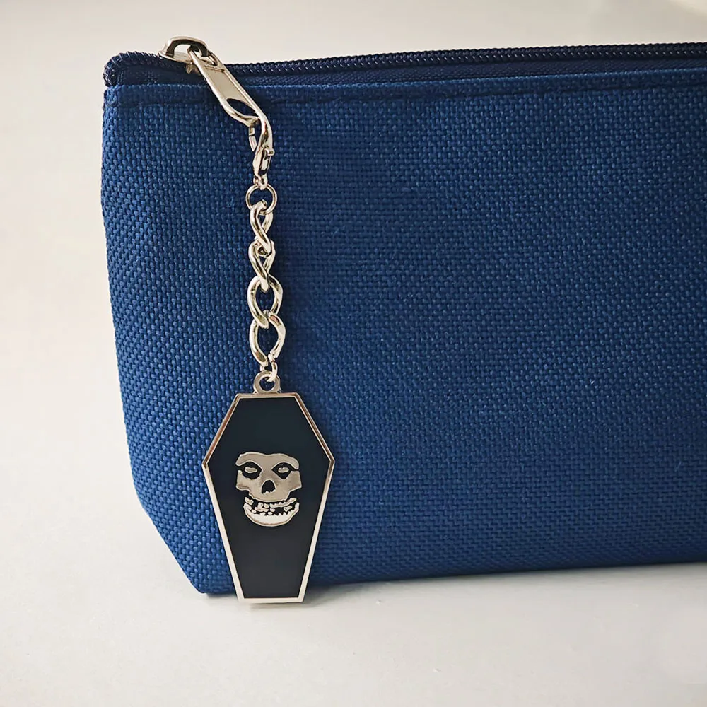 Wir sind 138 Sargförmige Doppelseitige Emaille-Schlüsselanhänger, Misfits Totenkopf-Anhänger, Punk-Rock-Horror-Fans Taschenanhänger, Schmuckgeschenk – Detail 10