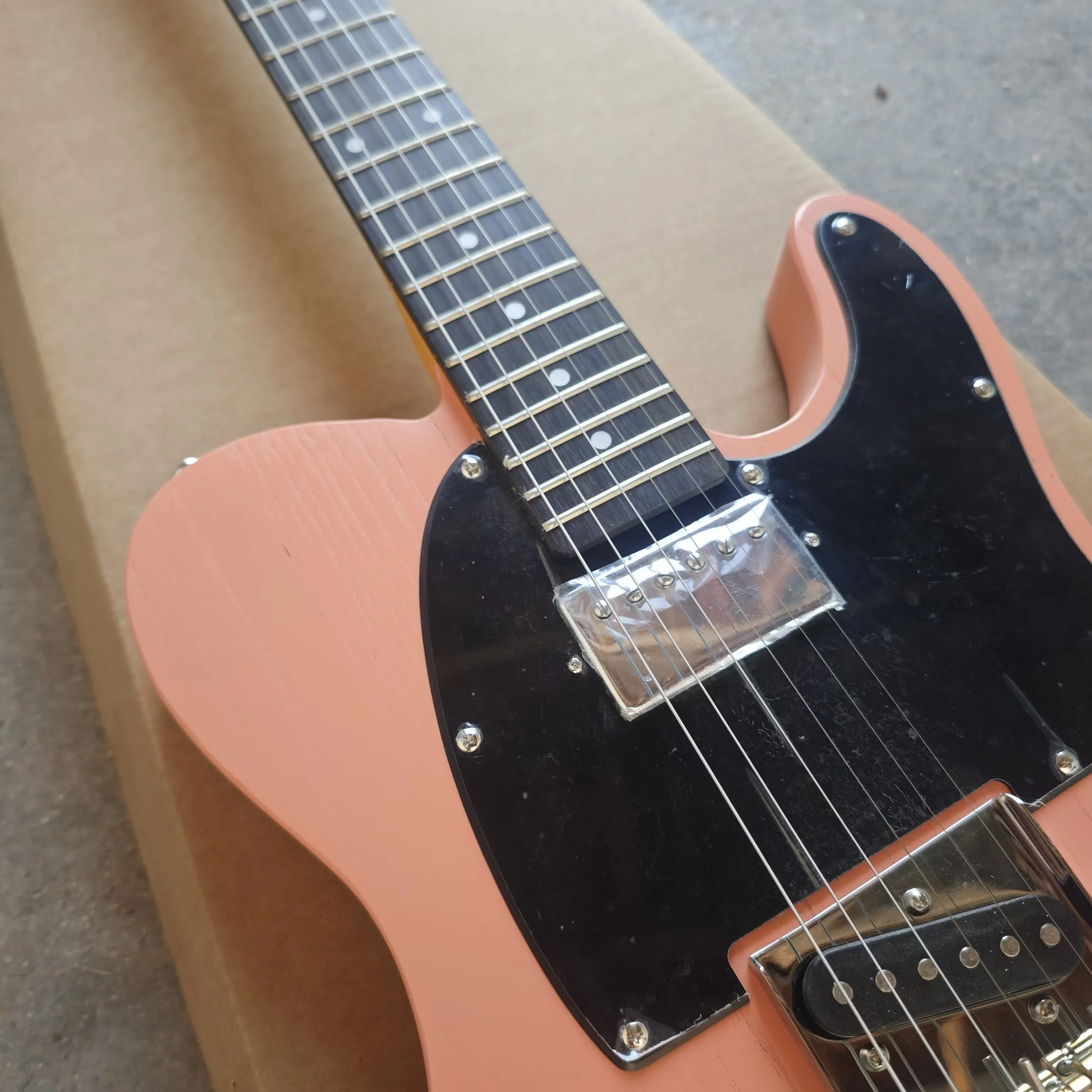 Pink six-string body Maple neck wood grain basswood body black panel