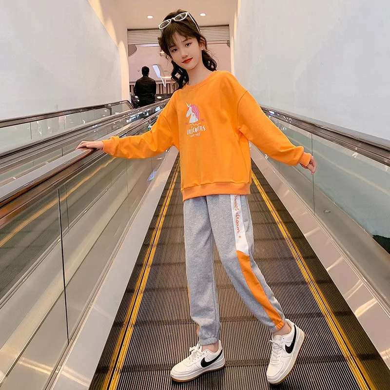 

A stylish and fashionable Korean-style spring autumn casual children's round-neck hoodie and pants two-piece set for girls