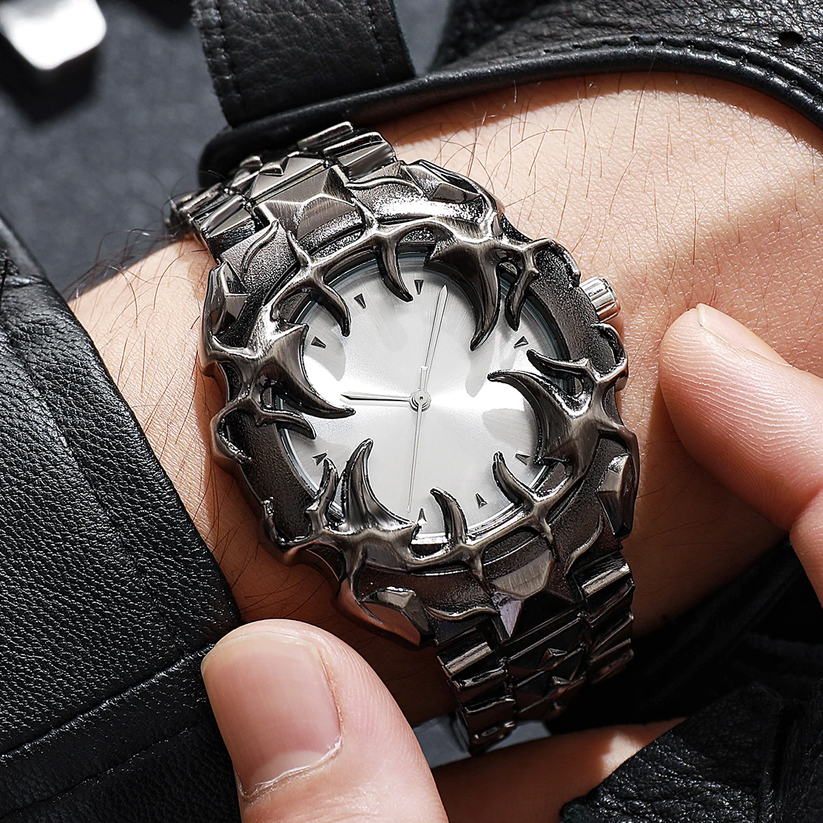 Men's Claw-Shaped Quartz Watch with Interchangeable Dials