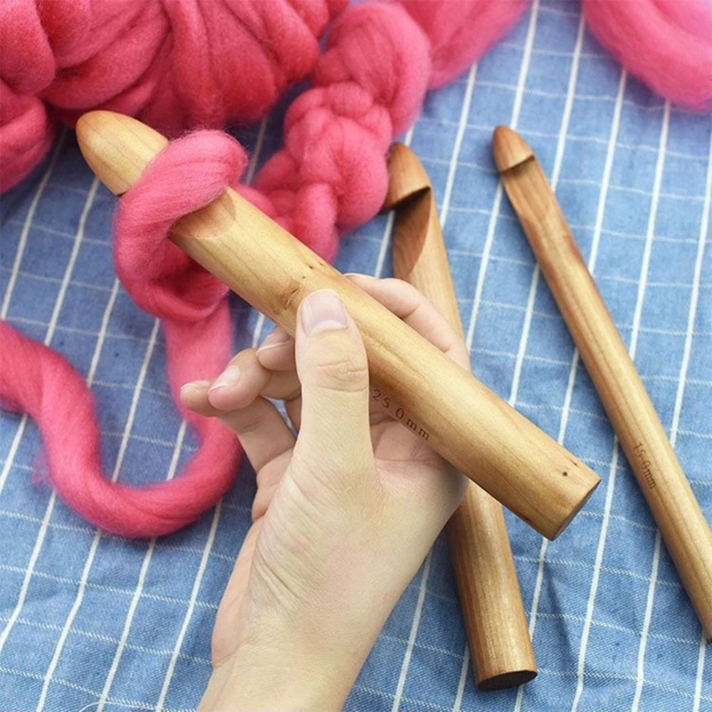 Uncinetti ergonomici in legno con impugnatura per pollice per strisce tessuto filato super grosso