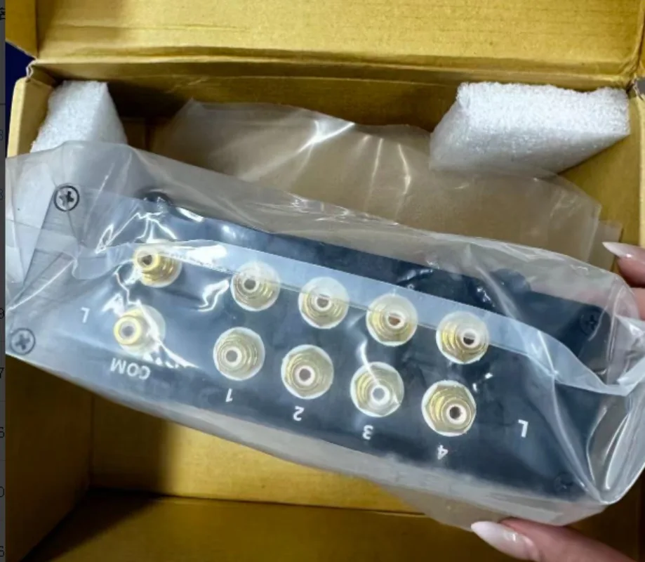 Suitable for two-channel audio signal switcher RCA lotus seat switcher signal source power amplifier switcher