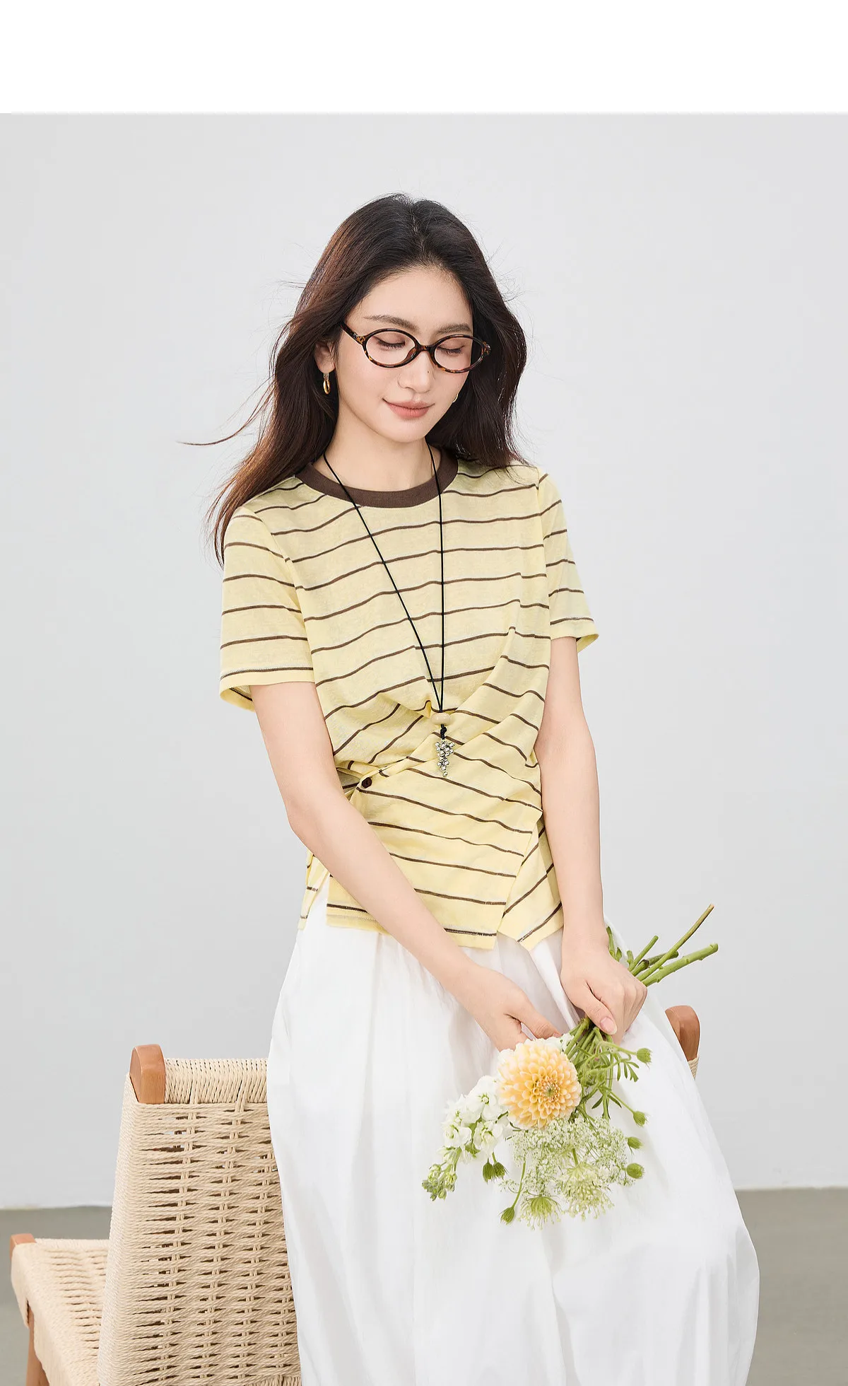 SENTUBILA Damen-Strickoberteil mit Rundhalsausschnitt und Kontraststreifen, Sommermode 2026, kurzärmeliges T-Shirt mit Twist-Front-Schlitz und Knöpfen Q62TC7208 – Detail 14