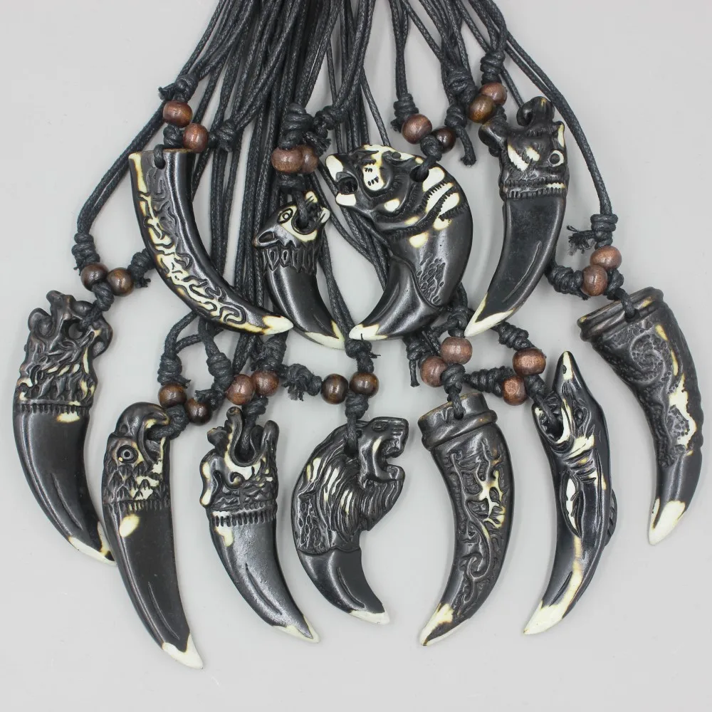 Gemischte 12-teilige coole schwarze Halskette mit imitiertem Knochen, geschnitztem Drachen-Totem, Hai-/Wolfszahn-Anhänger, Tier-Amulett-Schmuck im Großhandel