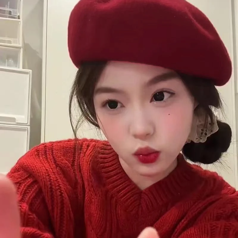 Serie TV Mercoledì 2 Agnes Cappello Cosplay Ragazza Carino Berretto di lana vintage Autunno Inverno Berretto rosso caldo Accessorio per costume di Halloween