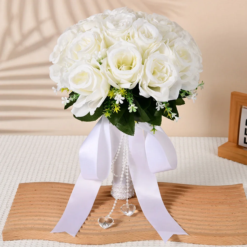 זר ורדים לבן עם תליון קריסטל לכלה