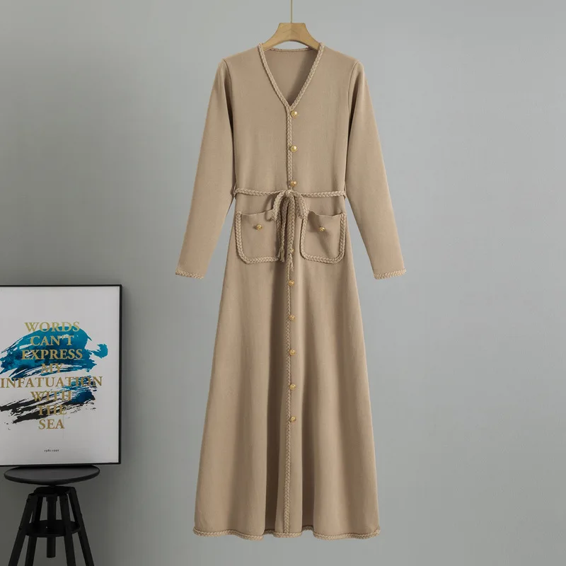 

Модное и простое темпераментное, утягивающее трикотажное платье с длинными рукавами