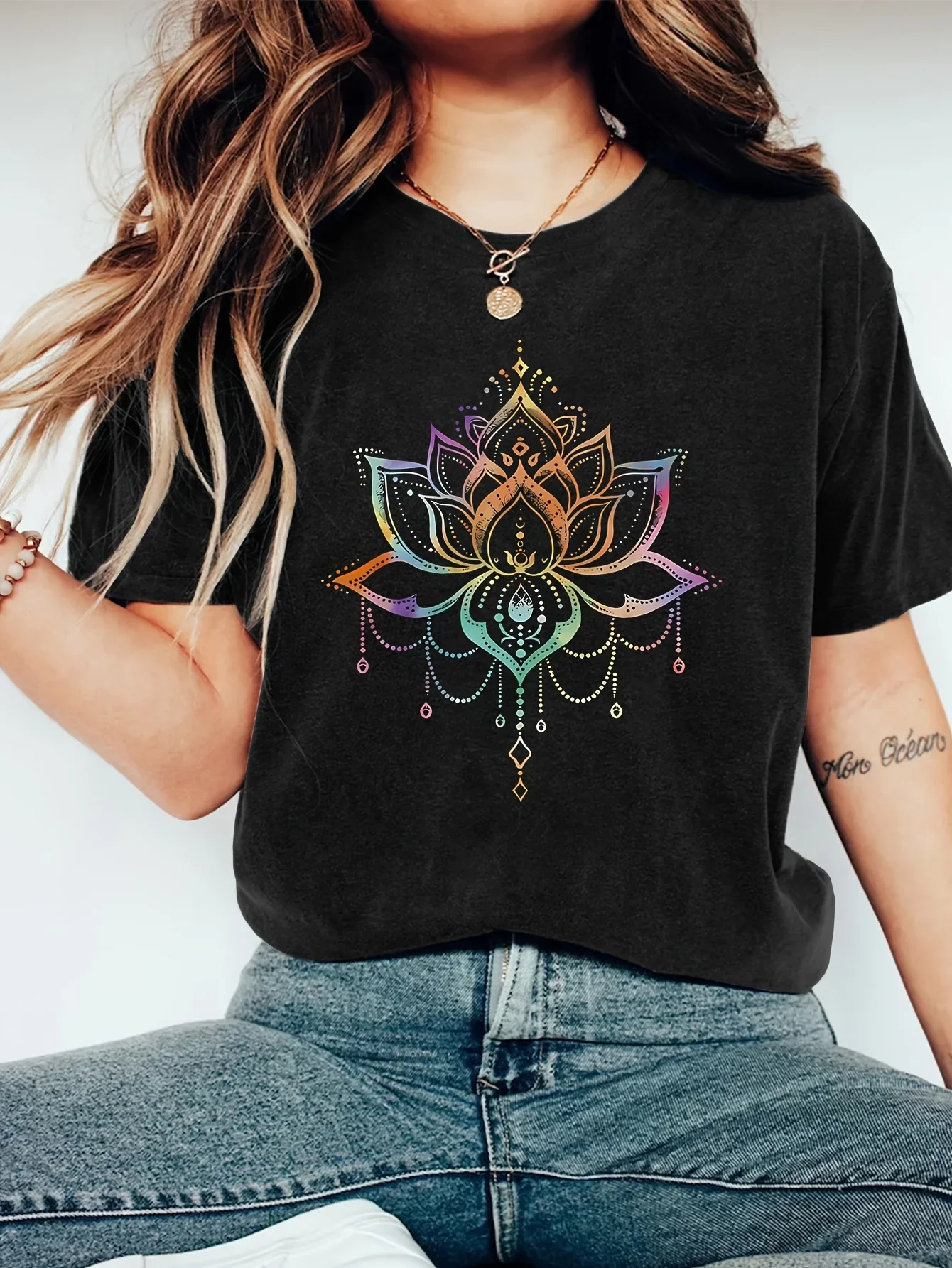 T-shirt nera a maniche corte, stampa di loto mandala colorato, bohémien ed elegante