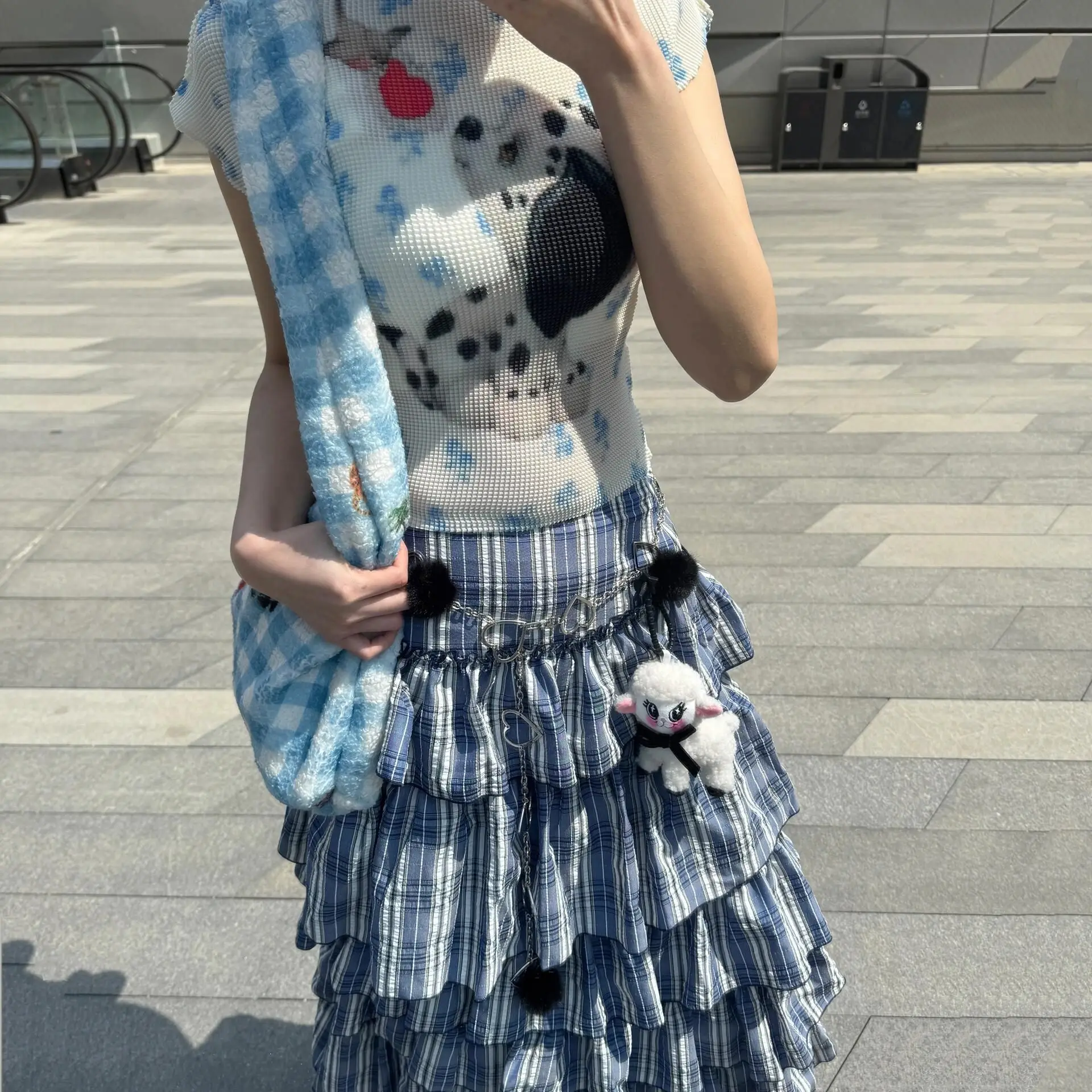 

Wedbleser, новинка 2025, игривая, нарисованная вручную граффити, плиссированная футболка в горошек с принтом щенка, женская облегающая короткая футболка для похудения