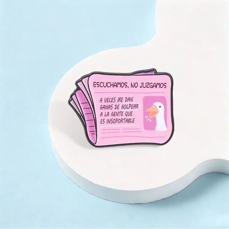 Rosa Zeitungs-Gans-Cartoon-Emaille-Pin, spanischer Humor, „Escuchamos No Juzgamos“ Brosche, Taschen- und Reversnadel, Schmuckgeschenk für Kinder und Freunde – Detail 7