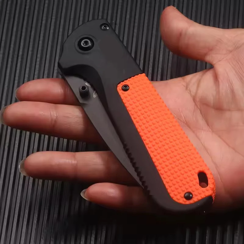 La maniglia bm 430 è realizzata in materiale polimerico e il coltello BM è posizionato come una cartella tattica a grandezza naturale, adatta per esterni