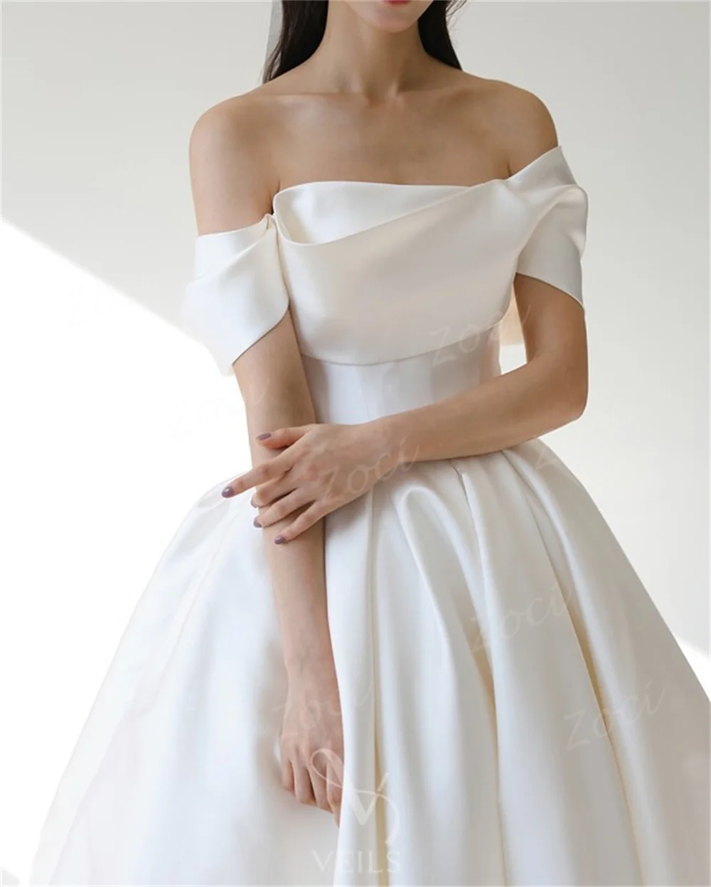 Zoci Abiti da sposa coreani classici con spalle scoperte Abito da sera personalizzato in raso con linea A Abito da cerimonia nuziale senza maniche Servizio di foto
