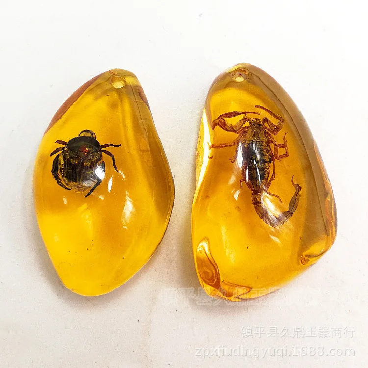 

Amber real worm beeswax pendant artificial insect specimen teardrop shaped amber pendant pendant accessories wholesale